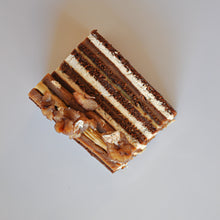 Charger l&#39;image dans la galerie, Bûche des fêtes 2023 - Marron, chocolat, vanille &amp; caramel salé
